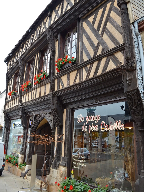 Bâtiment historique à Brou – Maison Dorianne